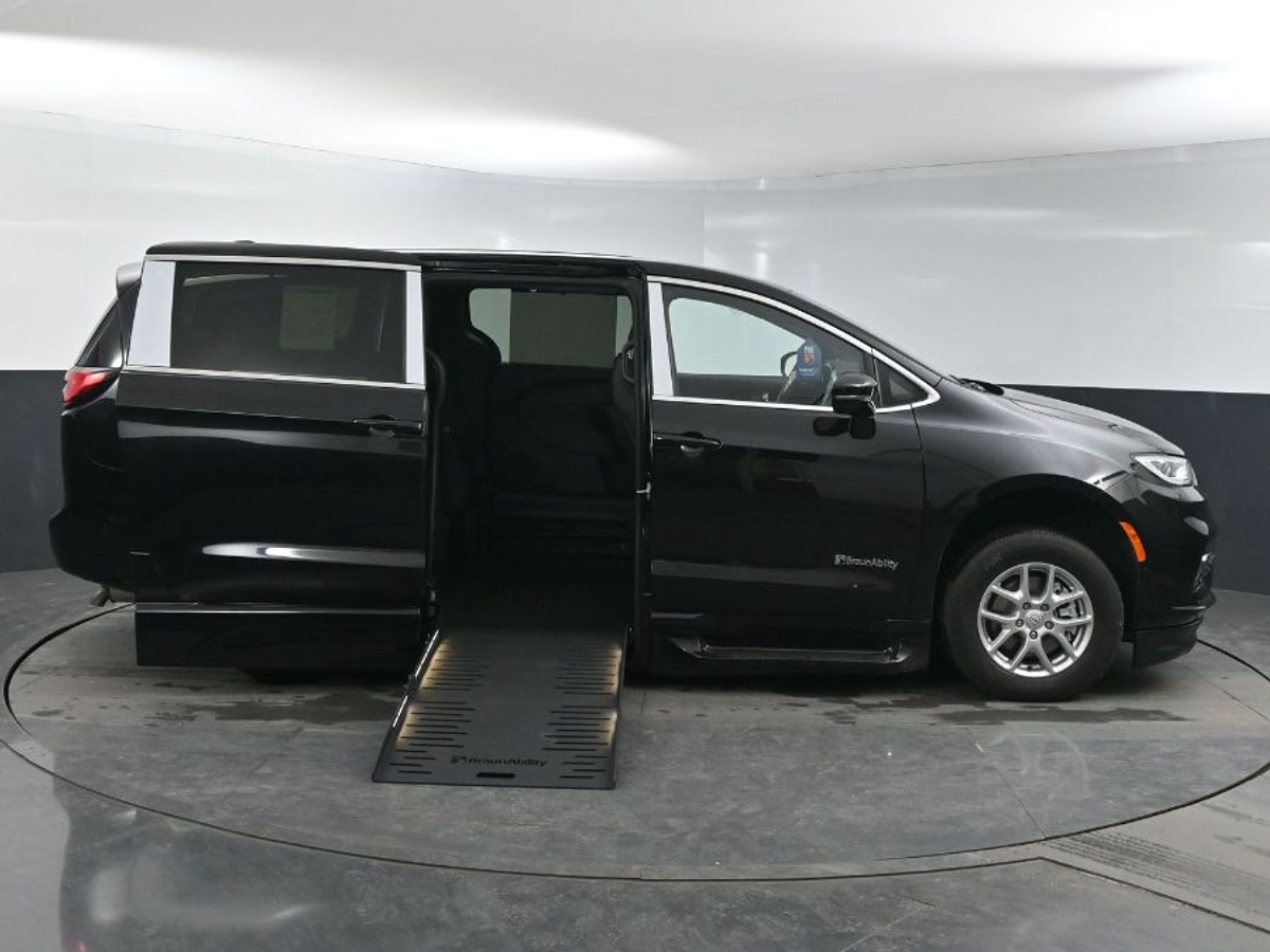 Black Chrysler Pacifica image number 7