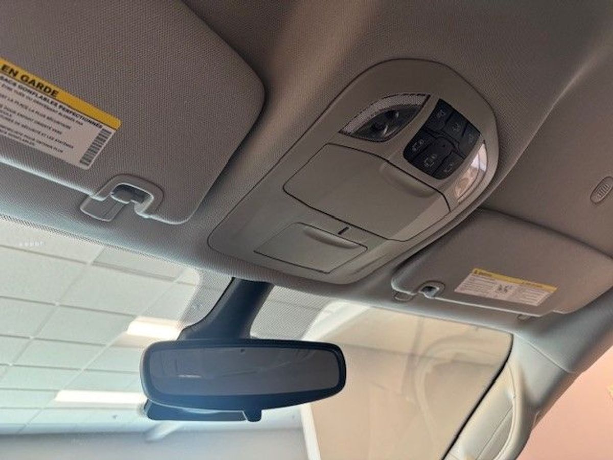 White Chrysler Voyager image number 21