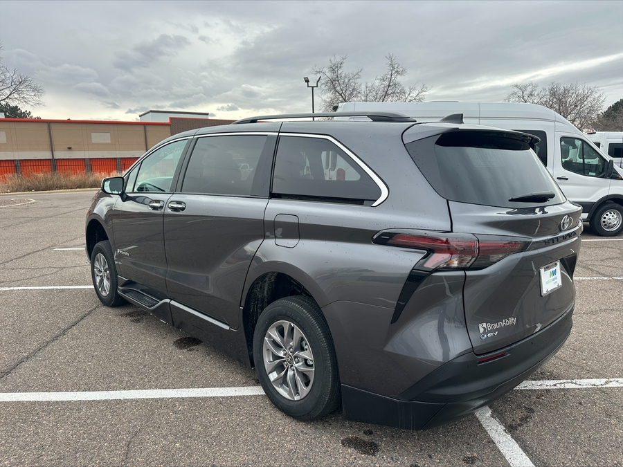 Grey Toyota Sienna image number 20