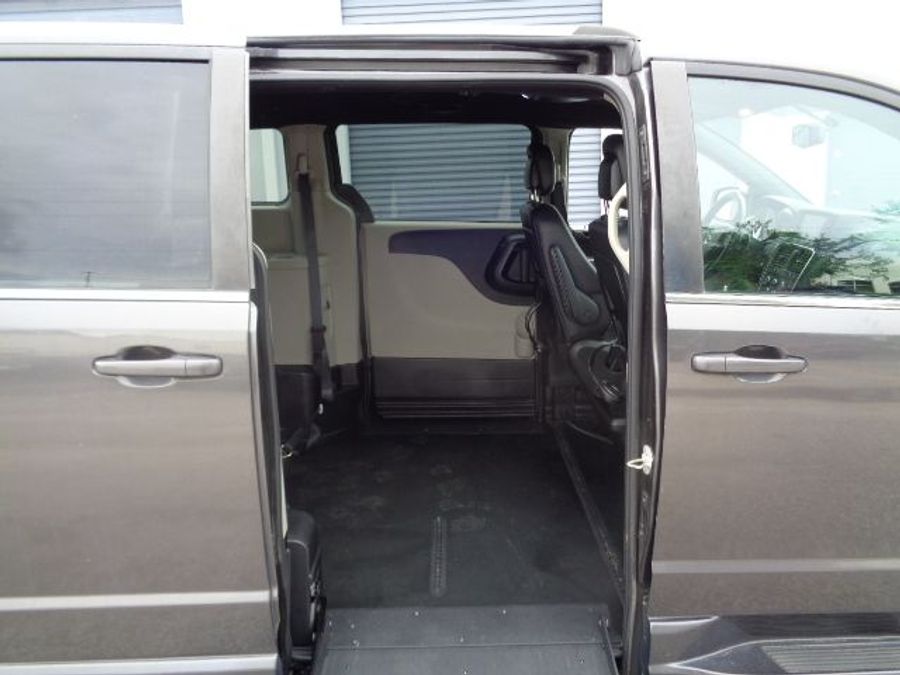 Used 2018 Dodge Grand Caravan SXT - BraunAbility Side Entry Entry Fold Out Automatic Ramp