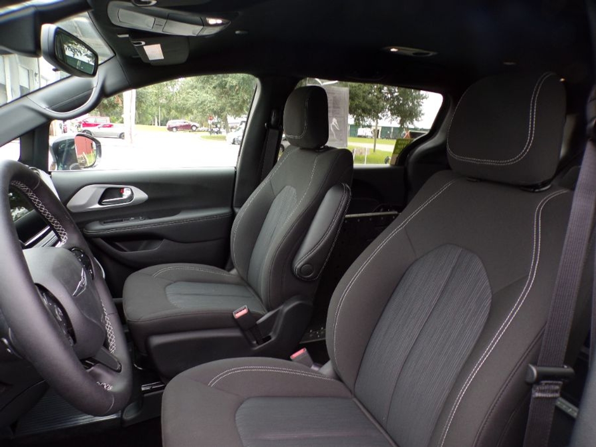 Grey Chrysler Pacifica image number 16