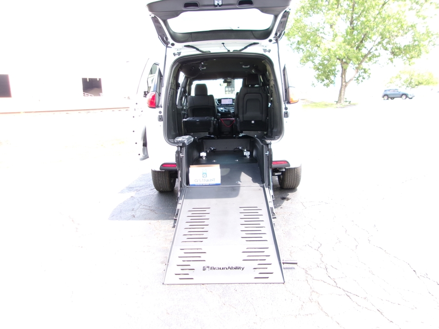 White Chrysler Voyager image number 6