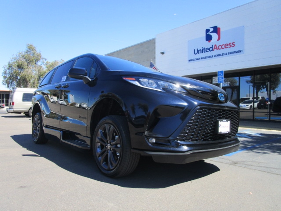 New 2025 Toyota Sienna Hybrid XSE Sport - BraunAbility Side Entry Entry Fold Out Automatic Ramp