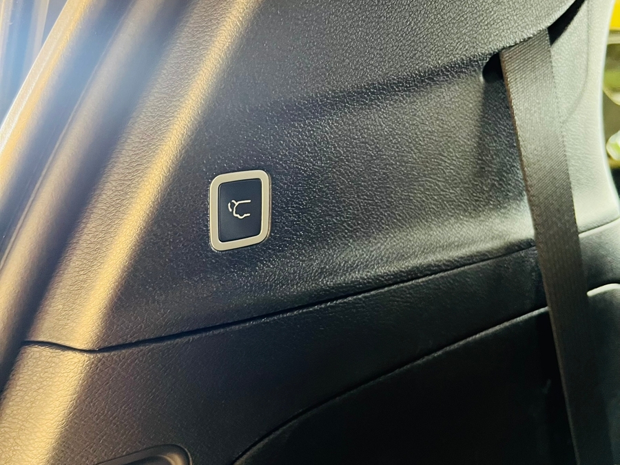 White Chrysler Pacifica image number 5