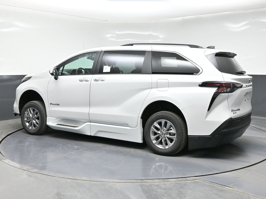 New 2026 Toyota Sienna Hybrid XLE Base - BraunAbility Side Entry In Floor Automatic Ramp