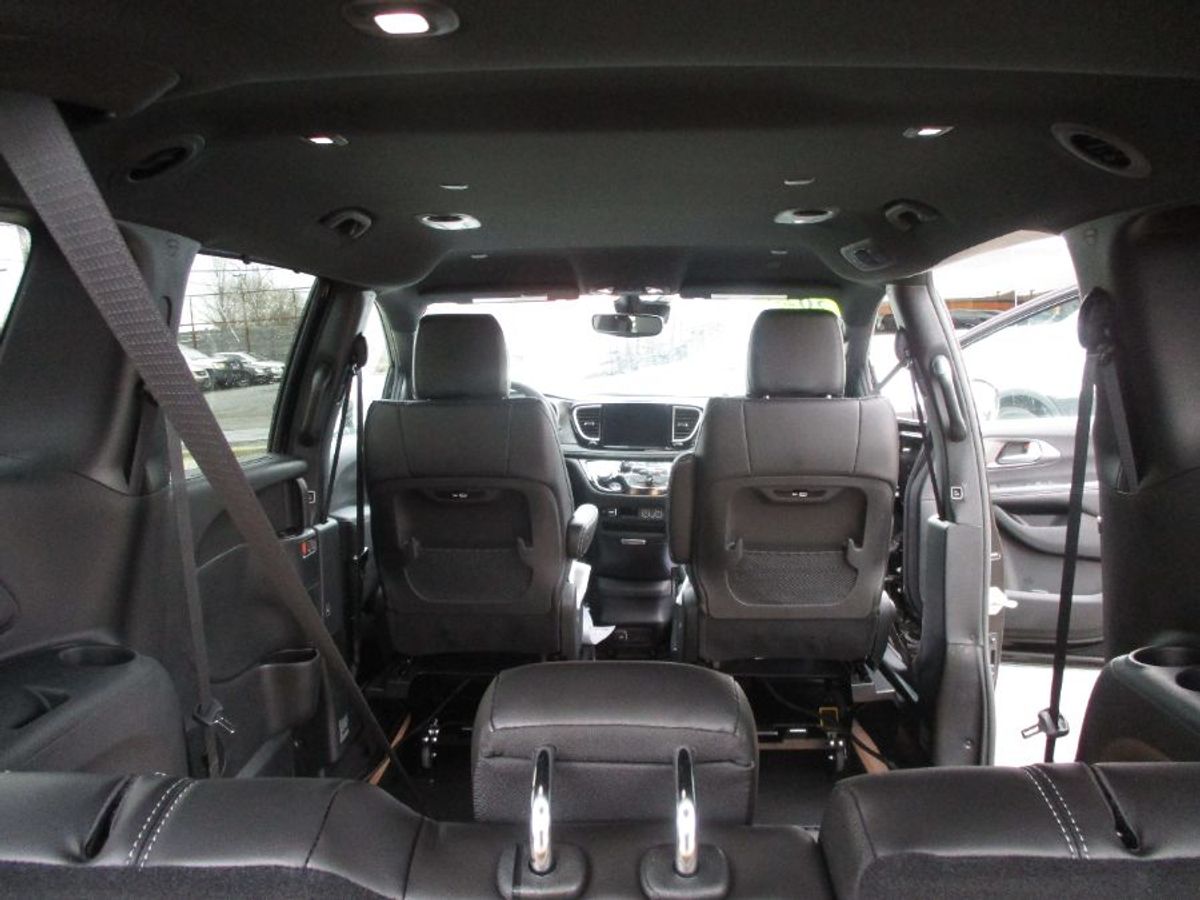 Número de imagen Chrysler Pacifica negro 10