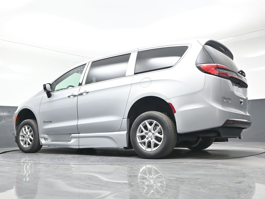 Silver Chrysler Pacifica image number 12