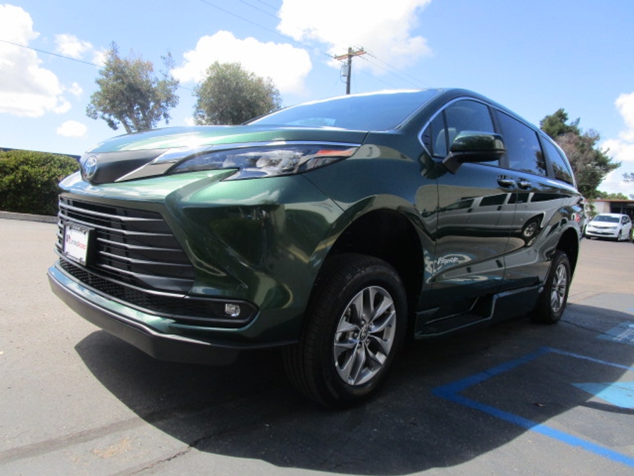 New 2026 Toyota Sienna Hybrid XLE Base - BraunAbility Side Entry Entry Fold Out Automatic Ramp
