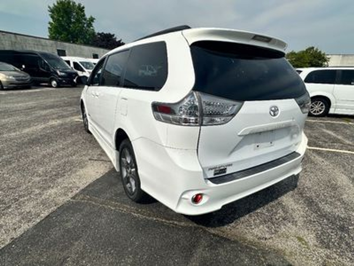 2011 TOYOTA SIENNA - Image 13
