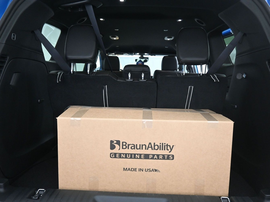 Blue Chrysler Pacifica image number 11