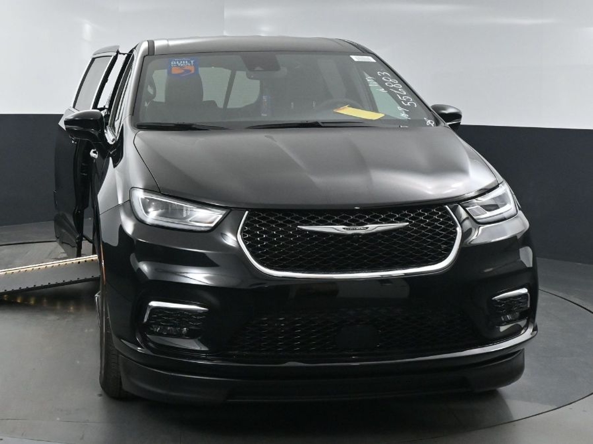 Black Chrysler Pacifica image number 1