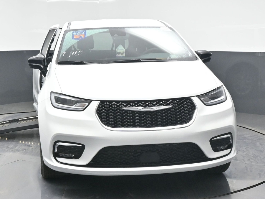 White Chrysler Pacifica image number 1