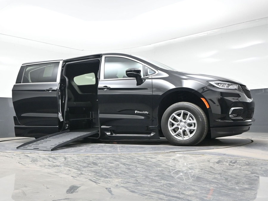 Black Chrysler Pacifica image number 18