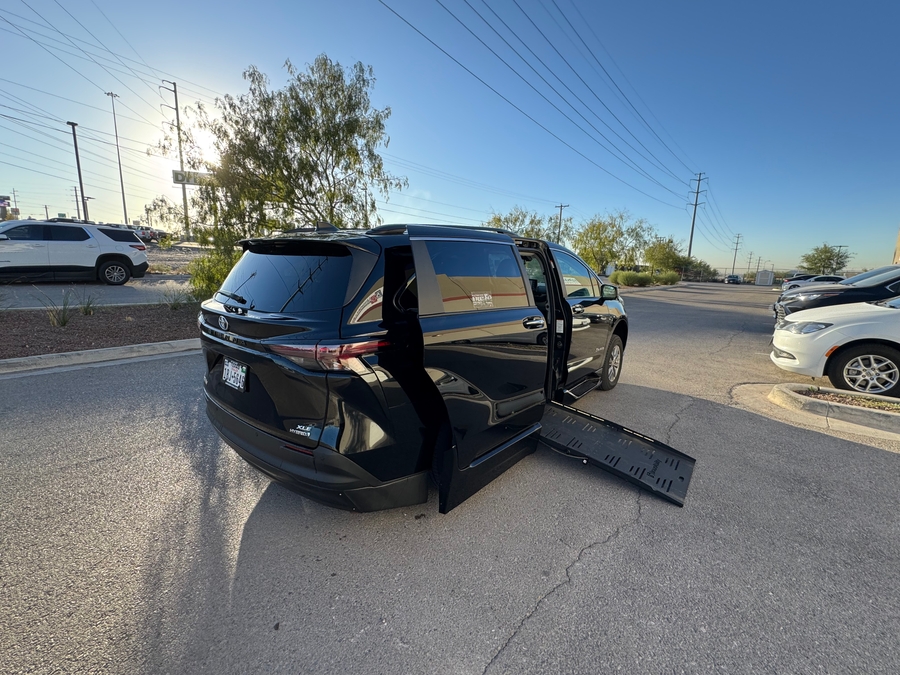 2024 Toyota Sienna XLE's photo