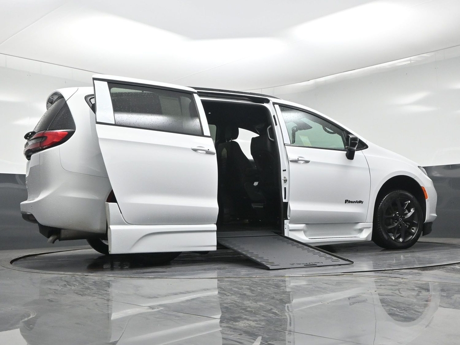White Chrysler Pacifica image number 18