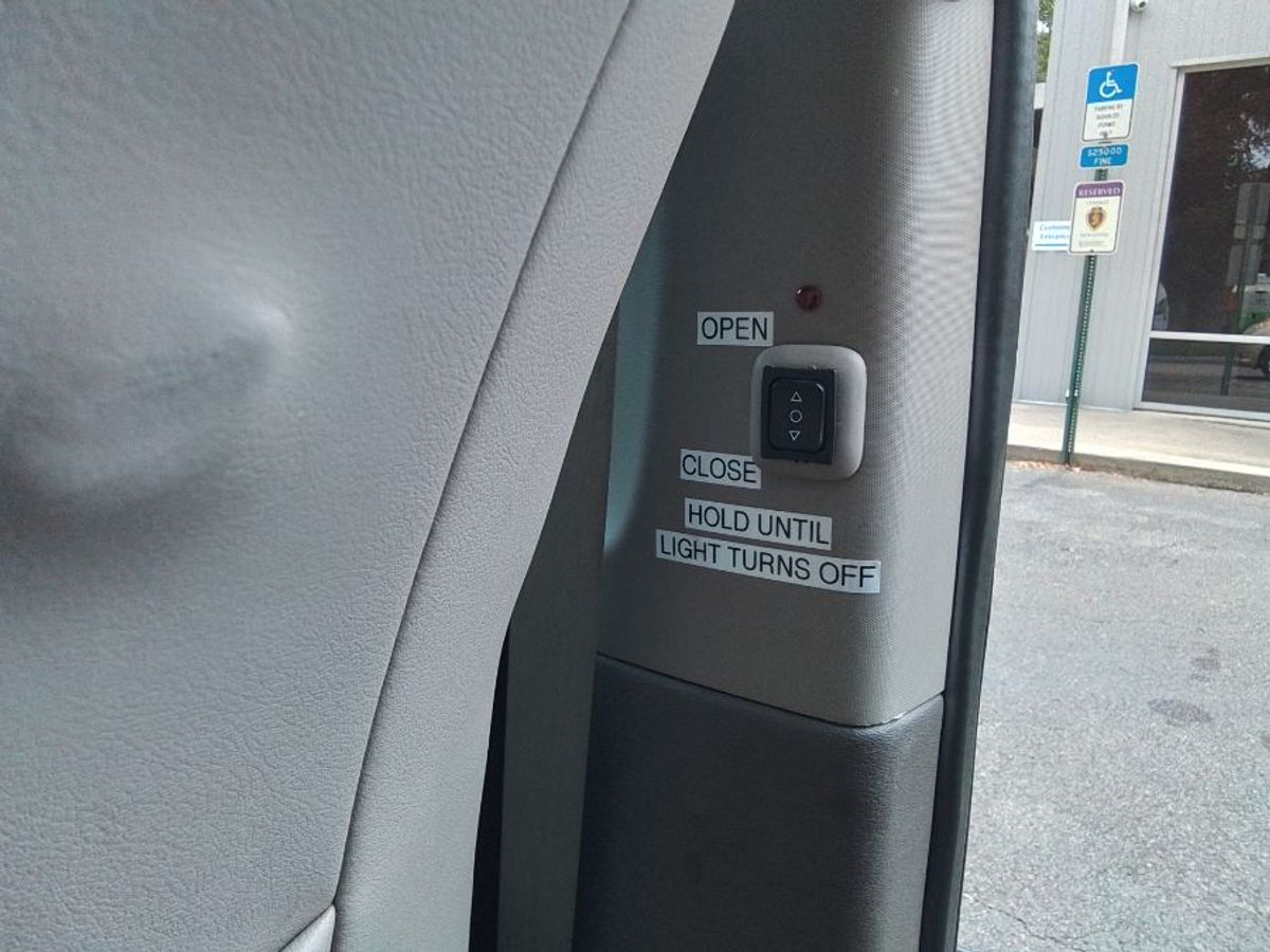 2011 TOYOTA SIENNA - Image 21