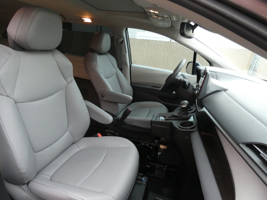 Grey Toyota Sienna image number 6