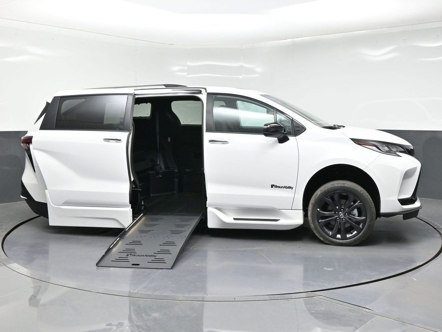 New 2026 Toyota Sienna Hybrid XSE Sport - BraunAbility Side Entry Entry Fold Out Automatic Ramp