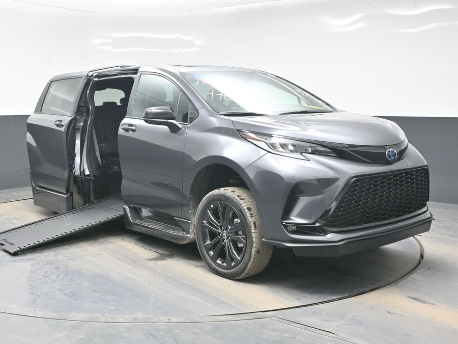 New 2025 Toyota Sienna Hybrid XSE Sport - BraunAbility Side Entry Entry In Floor Automatic Ramp
