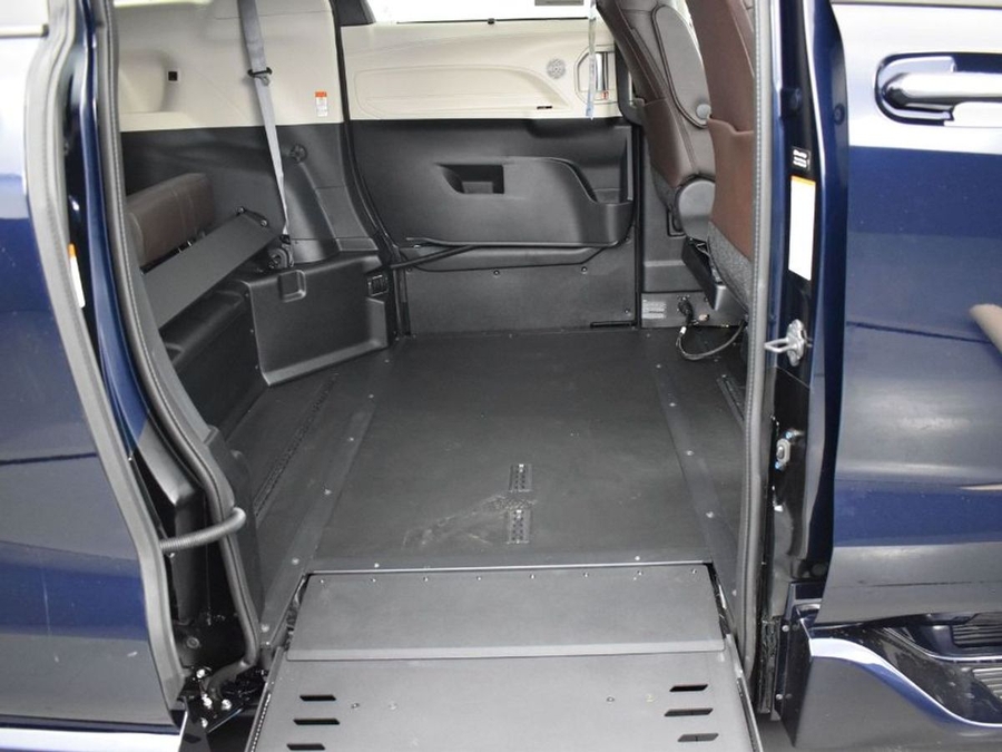 Blue Toyota Sienna image number 14