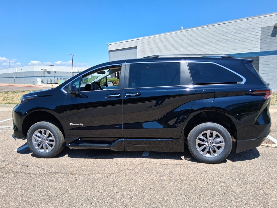 Black Toyota Sienna image number 16