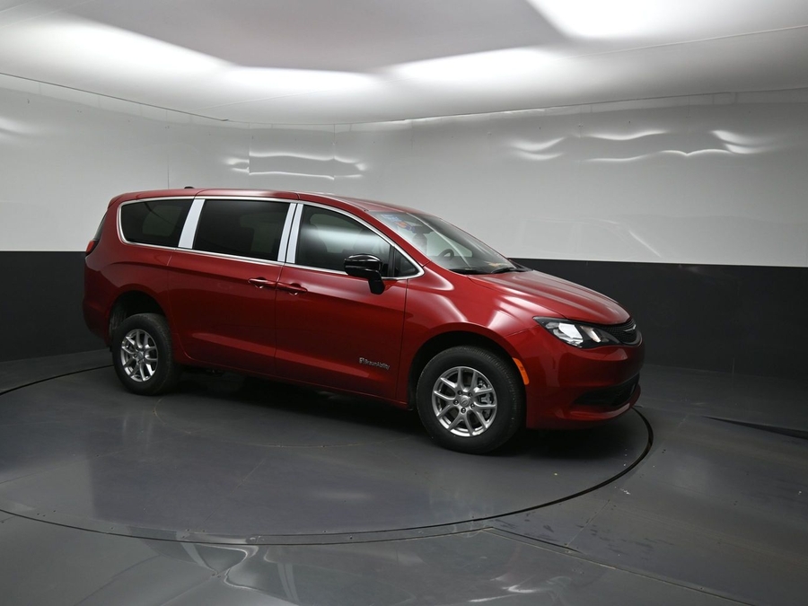 Red Chrysler Voyager image number 15