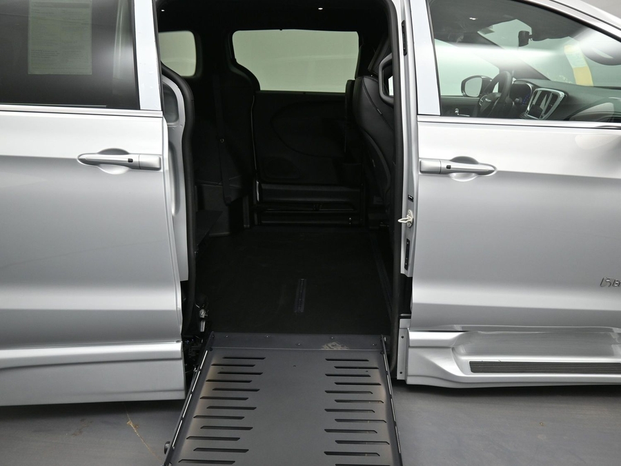 New 2026 Chrysler Pacifica Select Safety - BraunAbility Side Entry Fold Out Automatic Ramp