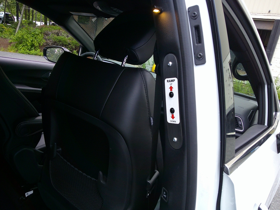 White Chrysler Voyager image number 16