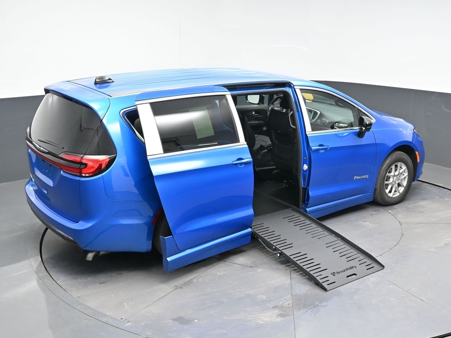 Blue Chrysler Pacifica image number 22