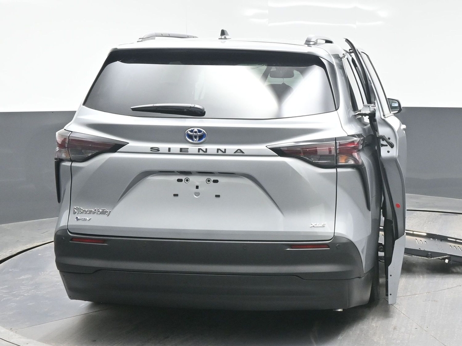 Silver Toyota Sienna image number 5