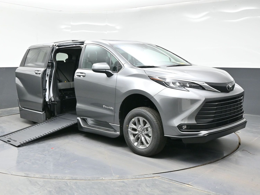 Grey Toyota Sienna image number 12