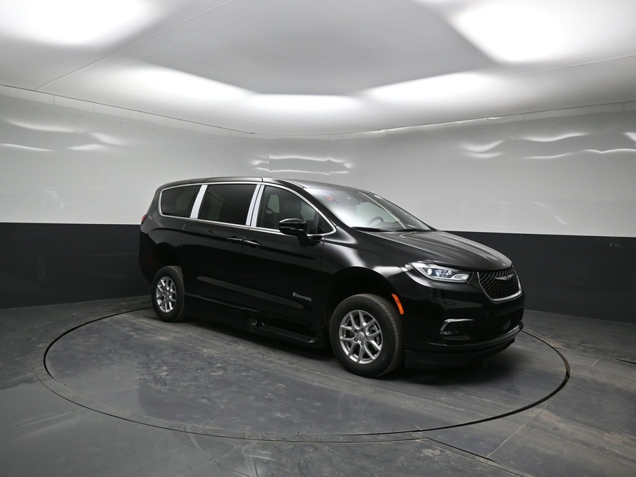 Black Chrysler Pacifica image number 17