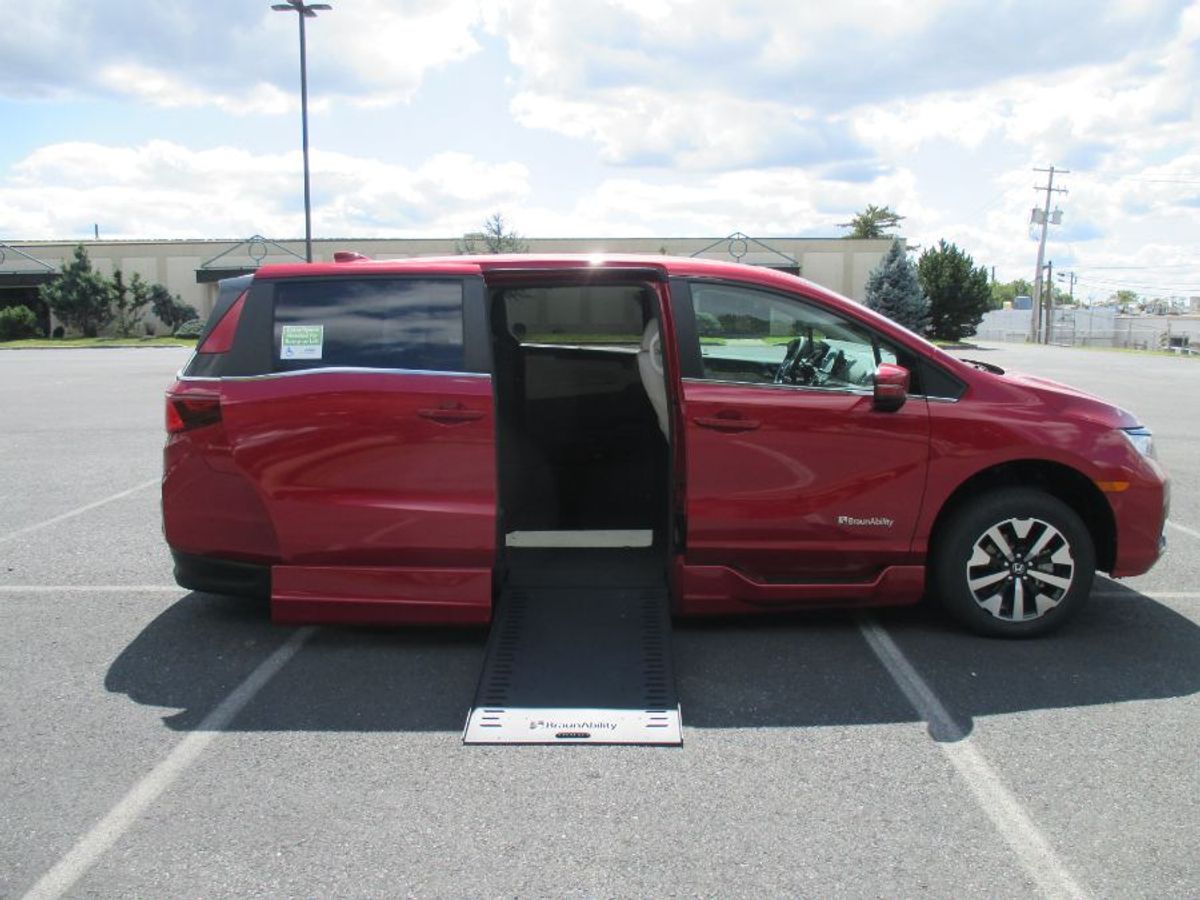 Red Honda Odyssey image number 8