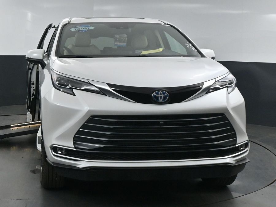 New 2025 Toyota Sienna Hybrid Platinum - BraunAbility Side Entry Entry Fold Out Automatic Ramp