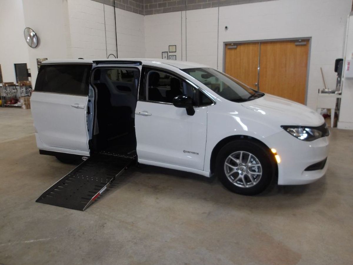 White Chrysler Voyager image number 13