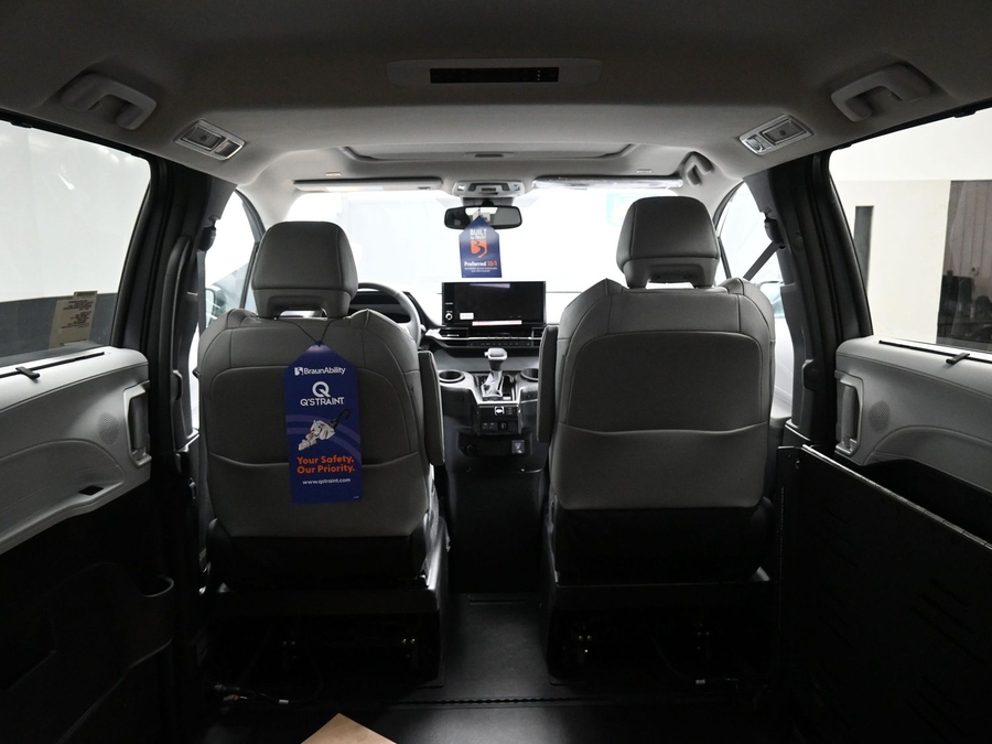New 2025 Toyota Sienna Hybrid XLE Plus - BraunAbility Side Entry Entry Fold Out Automatic Ramp