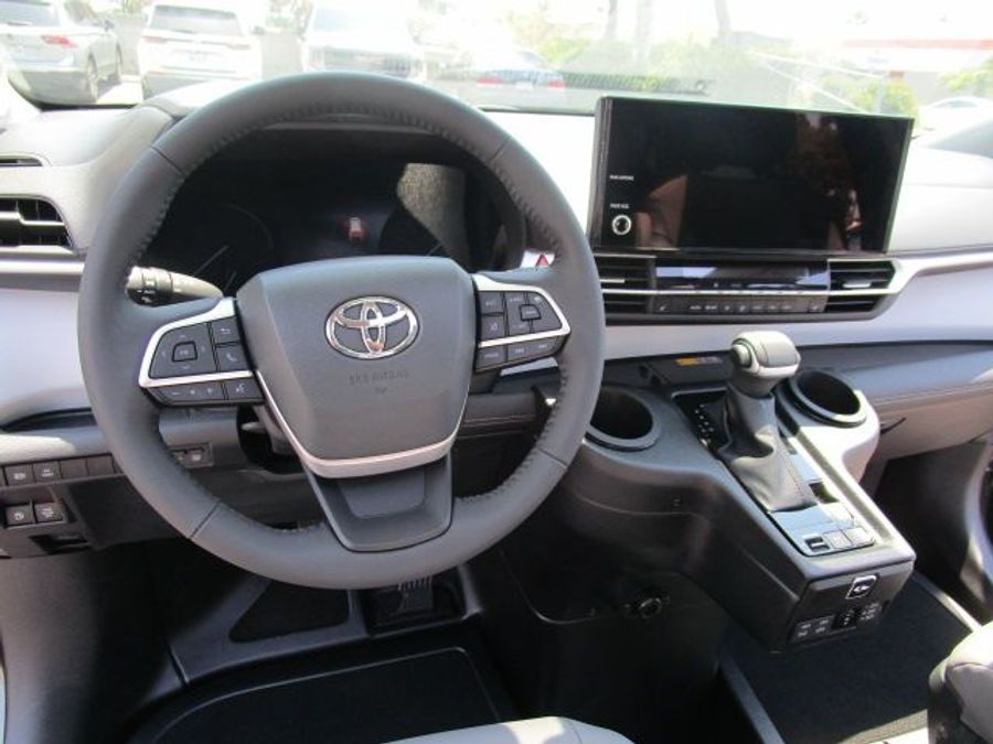 New 2025 Toyota Sienna Hybrid XLE Plus - BraunAbility Side Entry Entry In Floor Automatic Ramp