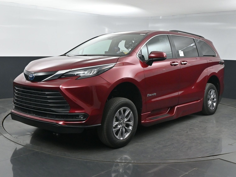New 2025 Toyota Sienna Hybrid XLE Plus - BraunAbility Side Entry Entry Fold Out Automatic Ramp