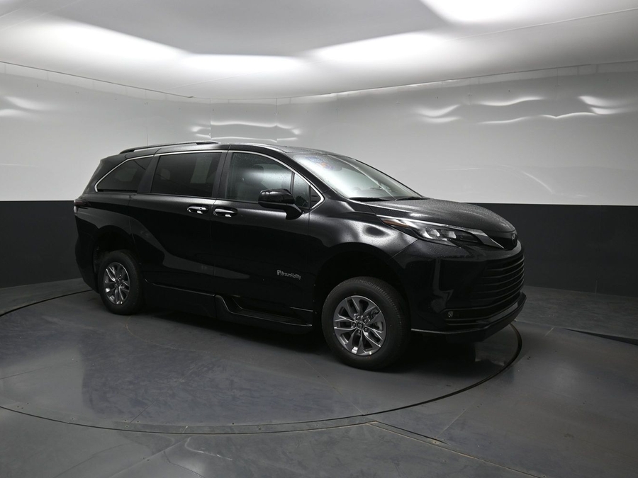 New 2026 Toyota Sienna Hybrid XLE Base - BraunAbility Side Entry Entry Fold Out Automatic Ramp