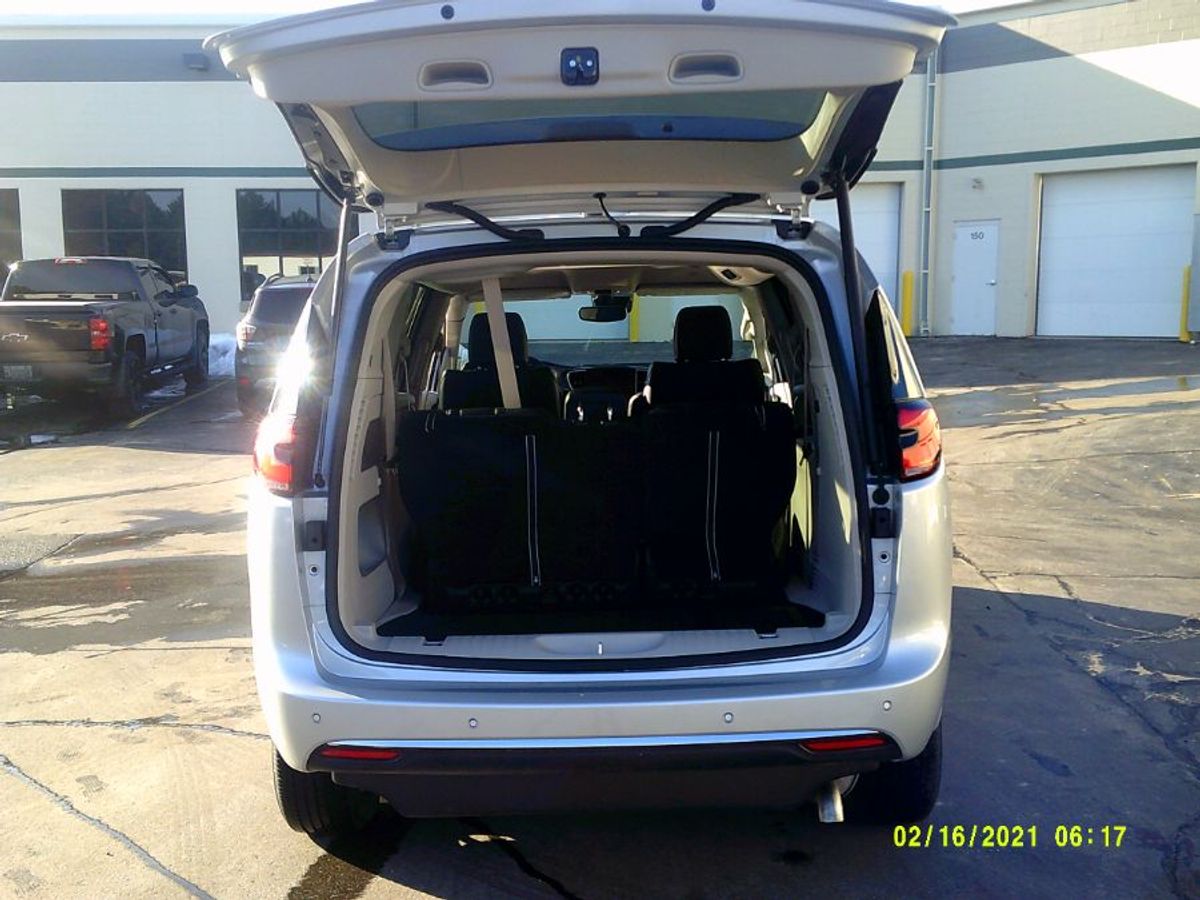 Silver Chrysler Pacifica image number 18