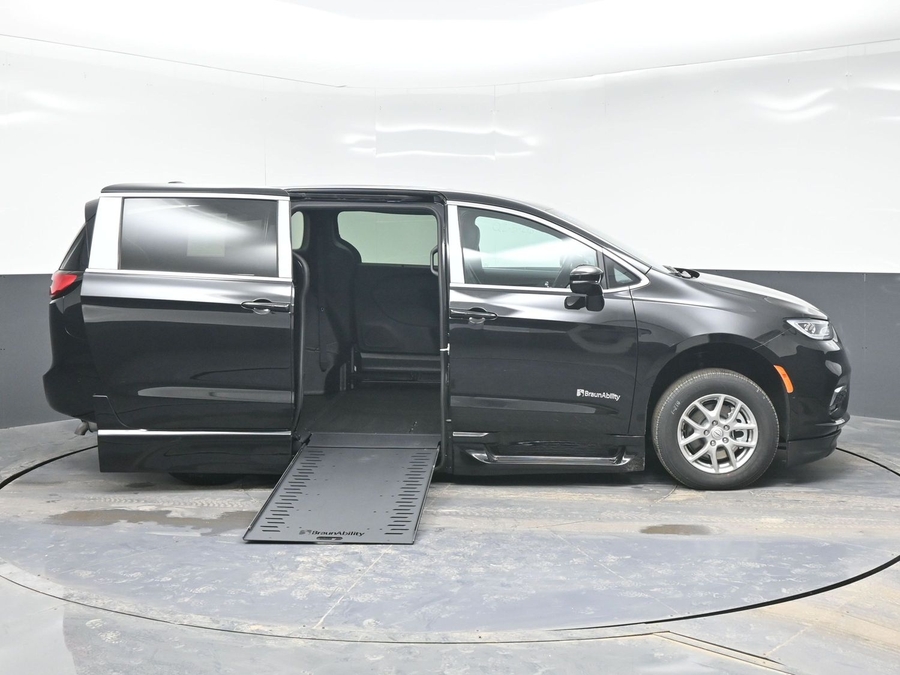 Black Chrysler Pacifica image number 7