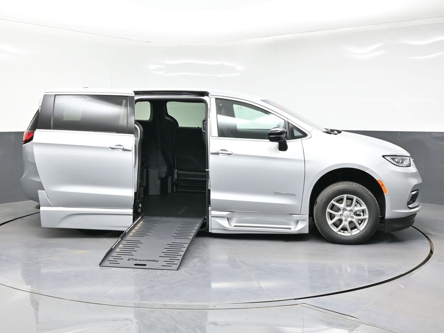 2026 Chrysler Pacifica Select's photo