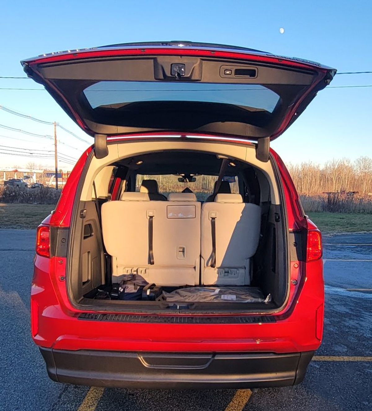 Red Honda Odyssey image number 3