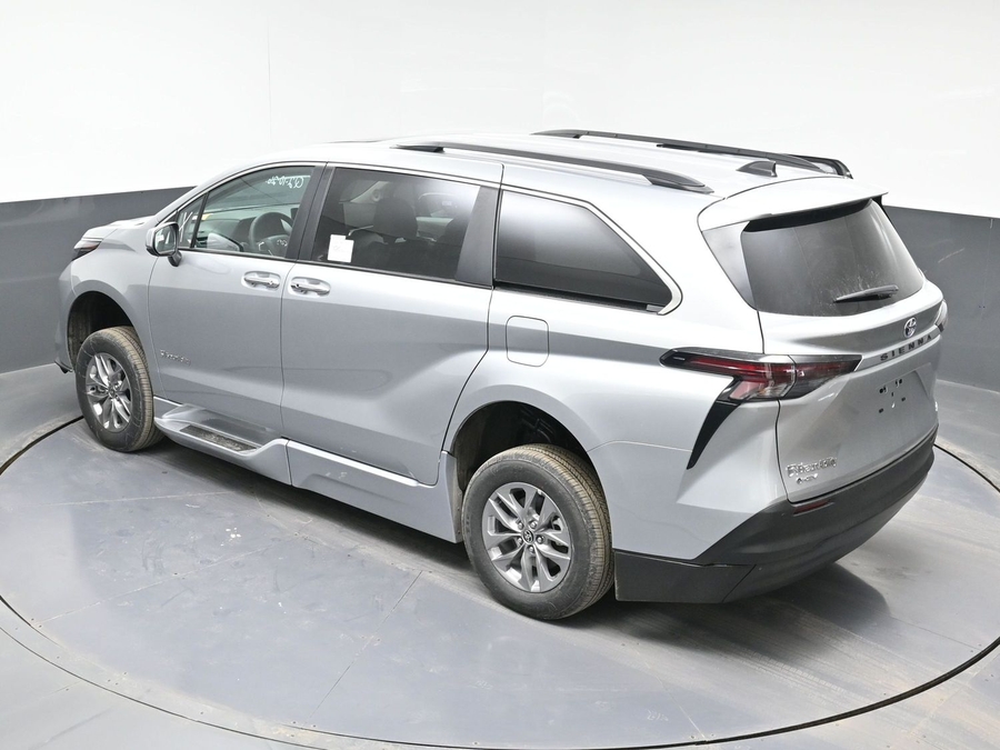 Silver Toyota Sienna image number 24