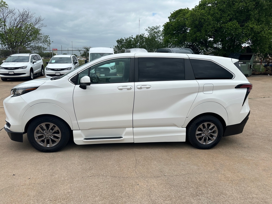 Used 2021 Toyota Sienna Hybrid LE - Vantage Mobility Commercial Side Entry Entry In Floor Manual Ramp