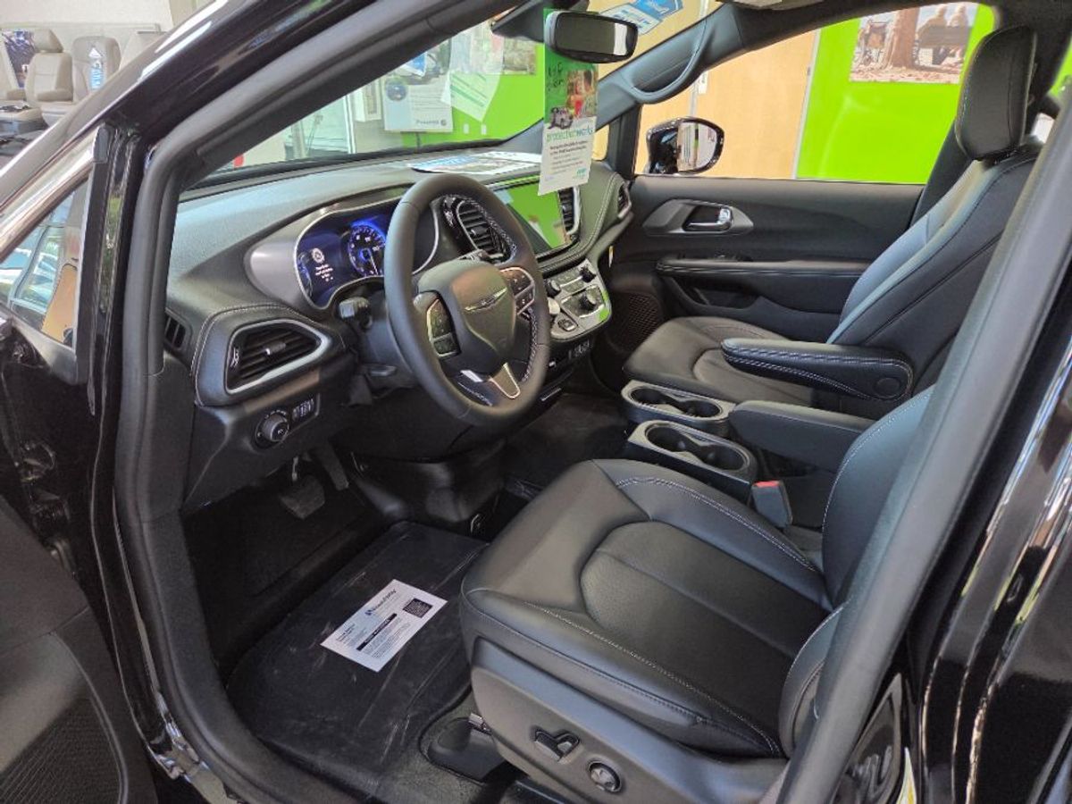 2025 CHRYSLER PACIFICA - Image 9