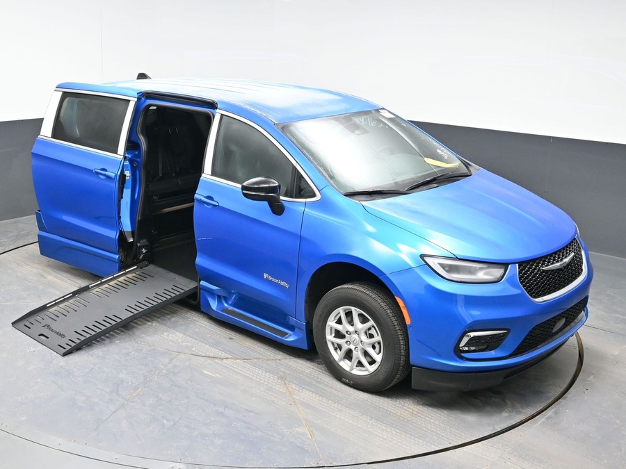 Blue Chrysler Pacifica image number 19