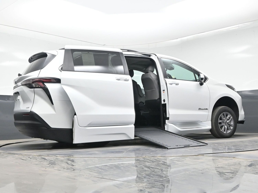 New 2026 Toyota Sienna Hybrid XLE Base - BraunAbility Side Entry Entry In Floor Automatic Ramp