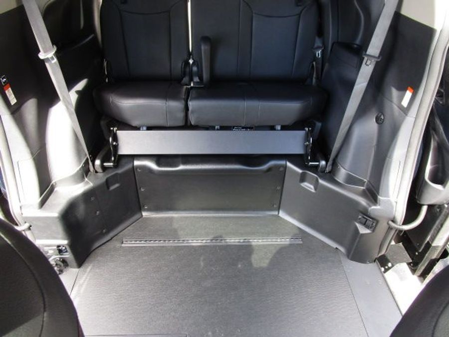 New 2025 Toyota Sienna Hybrid XSE Sport - BraunAbility Side Entry Entry Fold Out Automatic Ramp