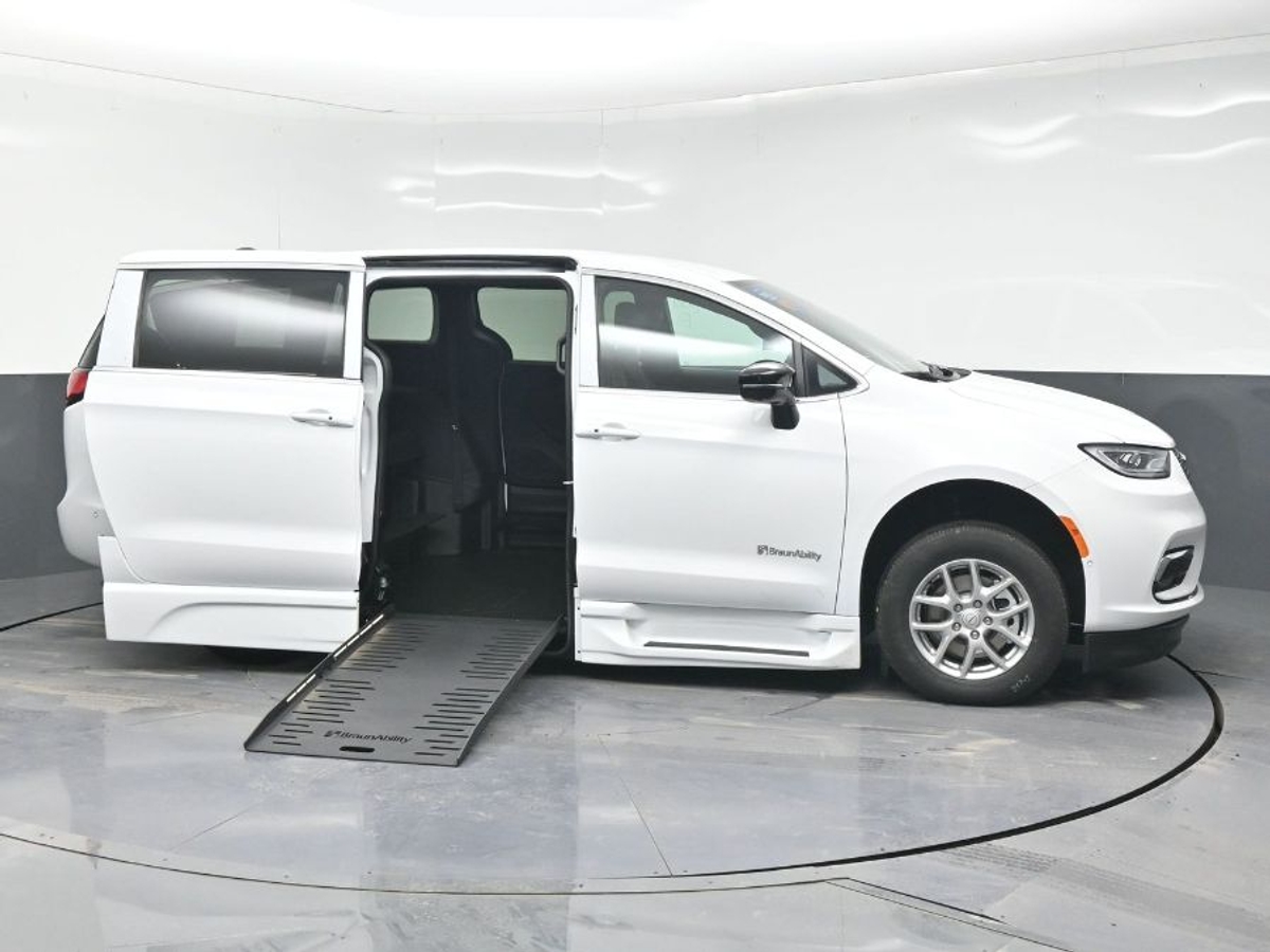 2025 Chrysler Pacifica Select's photo